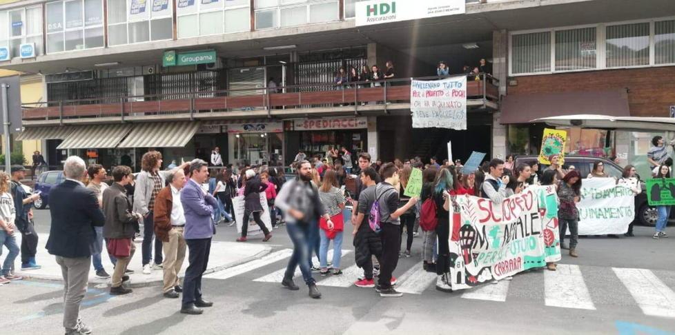 Gli studenti: Carrara diventi plastic free