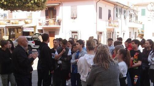 Gli alunni della Leopardi alla scoperta della chiesa di San Pietro di Avenza