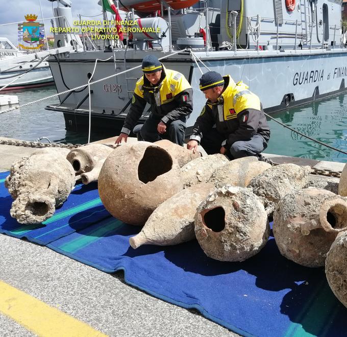 Pulisce un vecchio magazzino e trova 15 anfore antiche 