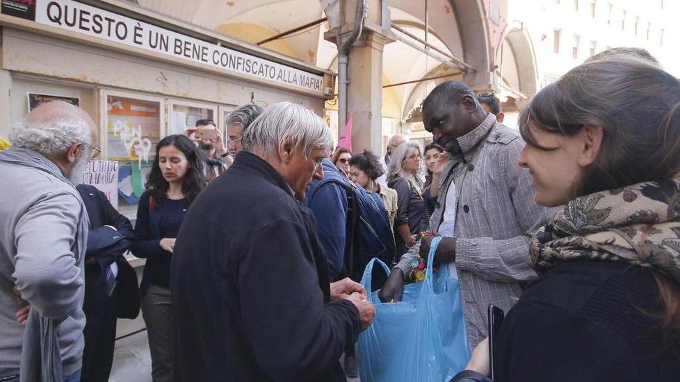 La generosa donazione al venditore ambulante
