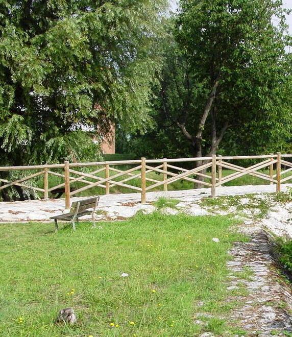 Si masturba davanti ad una commessa sull’argine dell’Era