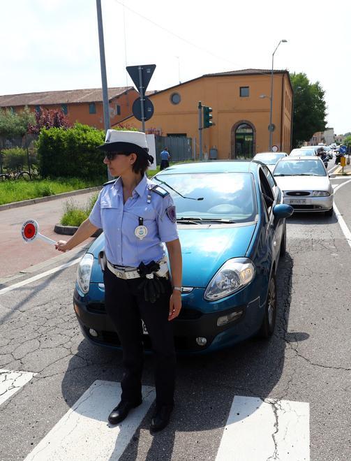Il cantiere notturno si prolunga per guasto Mattinata di proteste e code in via Bologna