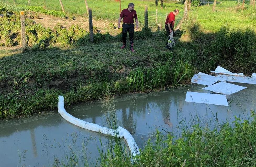 Chiazza d’olio da cucina nelle acque di un canale
