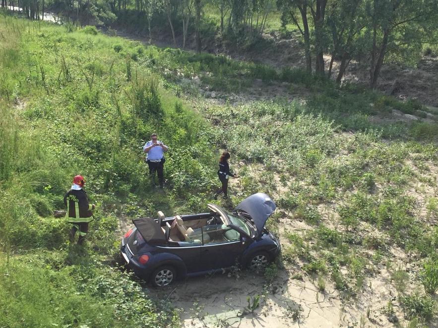 Esce di strada con l’auto e vola nel greto dell’Enza 