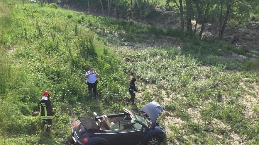 Esce di strada con l’auto e vola nel greto dell’Enza