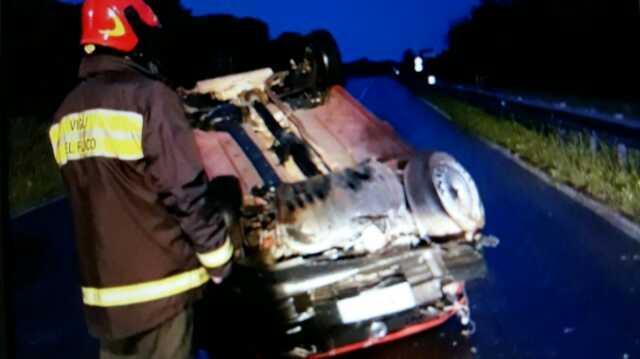 Auto si cappottata, 24 enne ferito