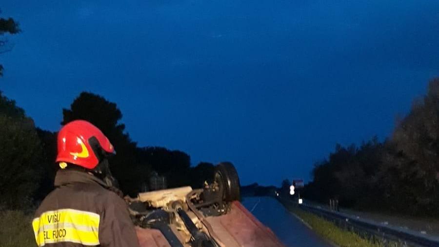 Sbandano con l'auto, due giovani in ospedale