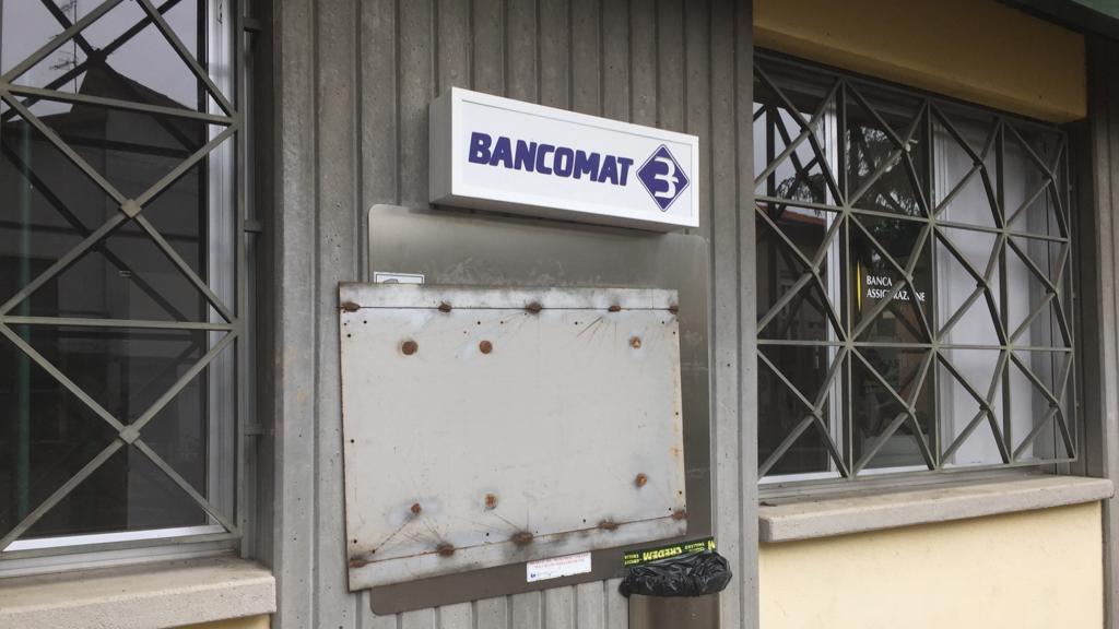 Fanno esplodere il bancomat e fuggono con il bottino