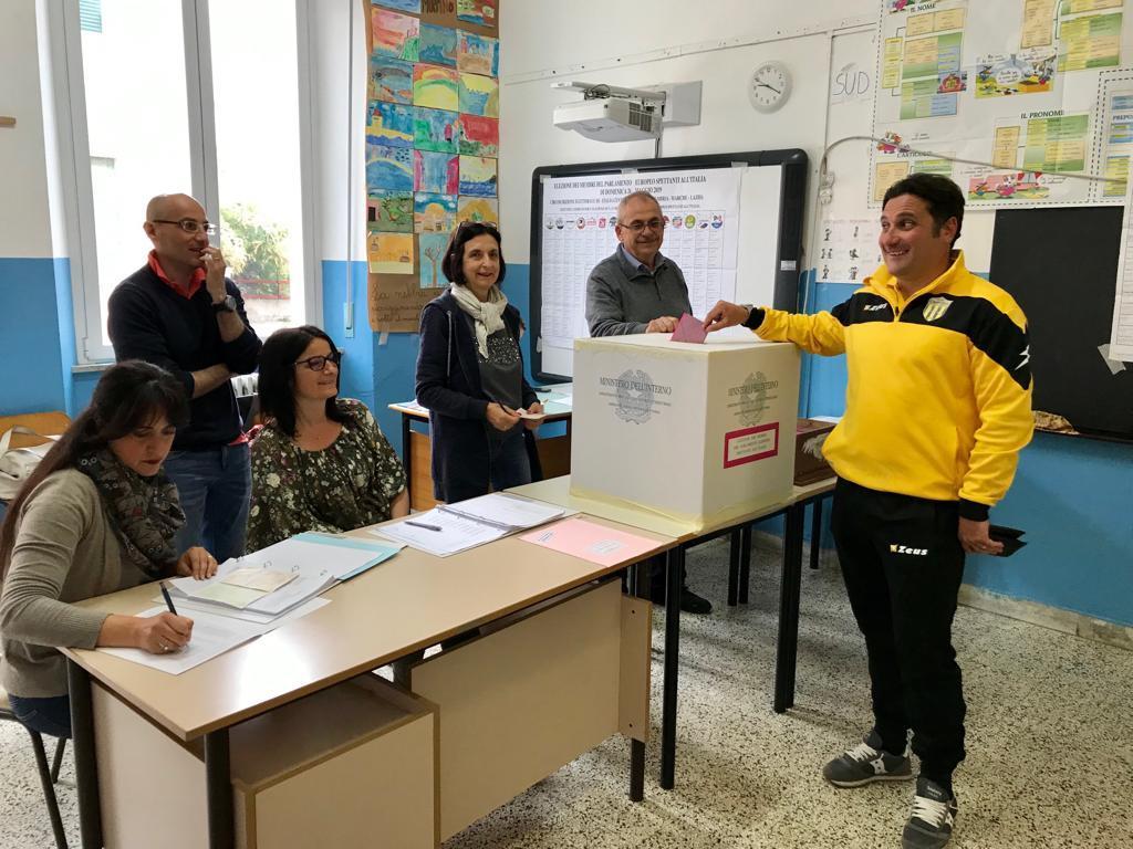 Operazioni di voto in un seggio elbano