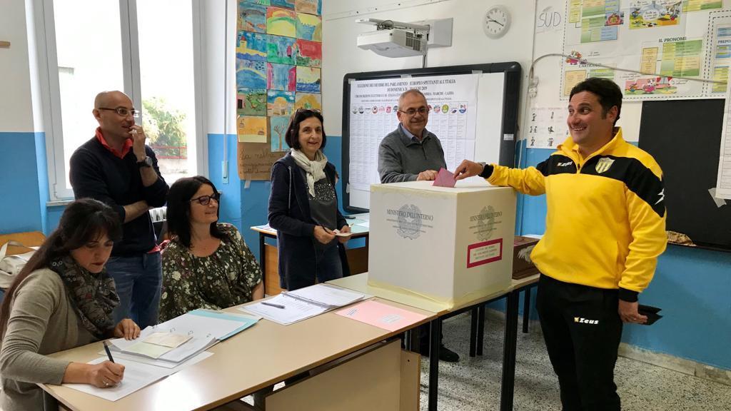 Operazioni di voto in un seggio elbano