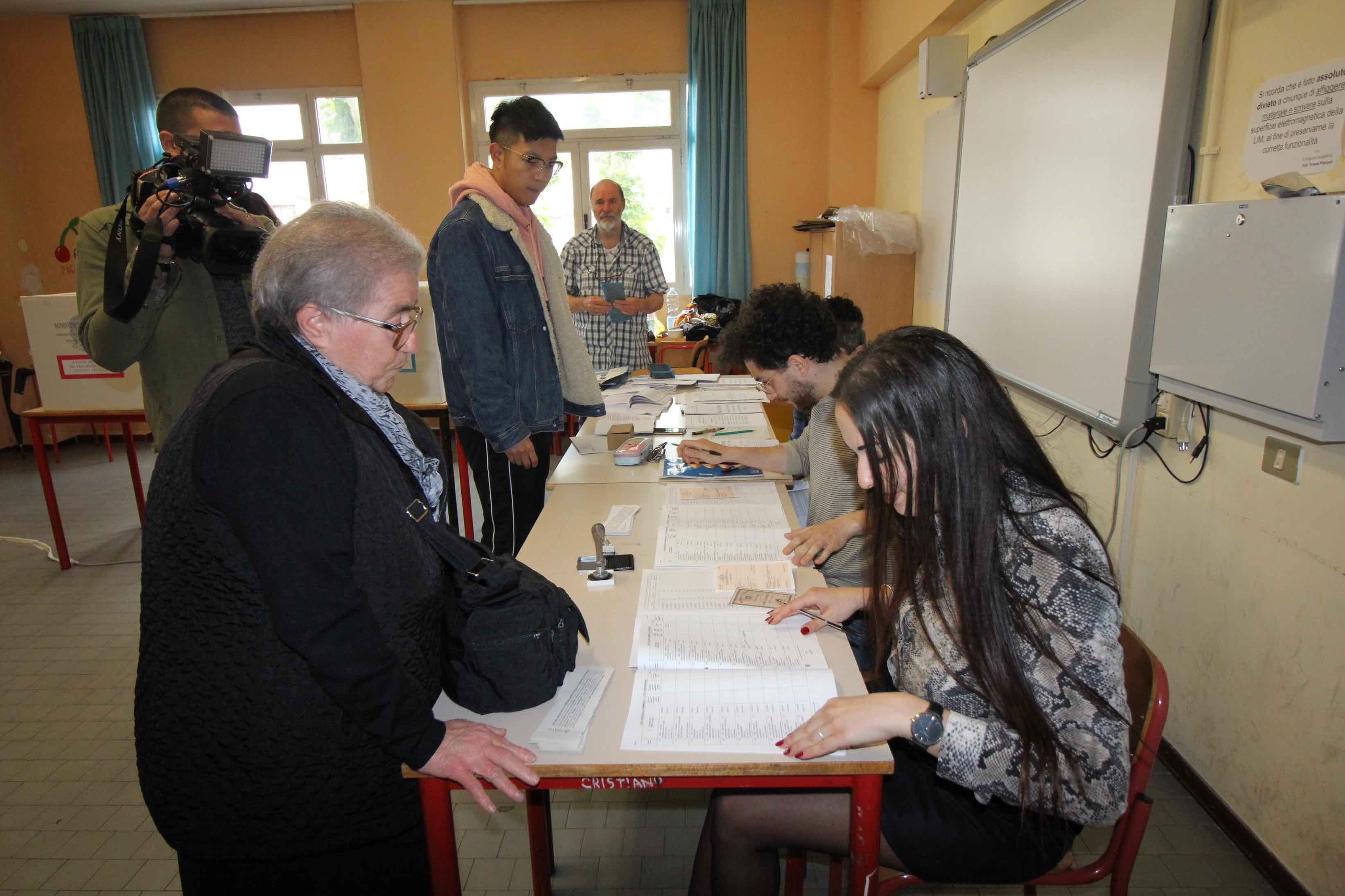 Le operazioni di voto in un seggio elettorale