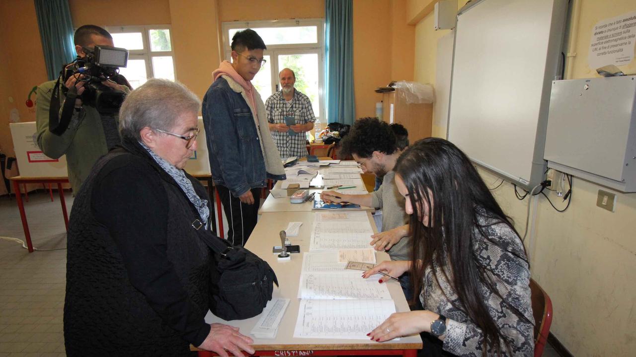 Le operazioni di voto in un seggio elettorale