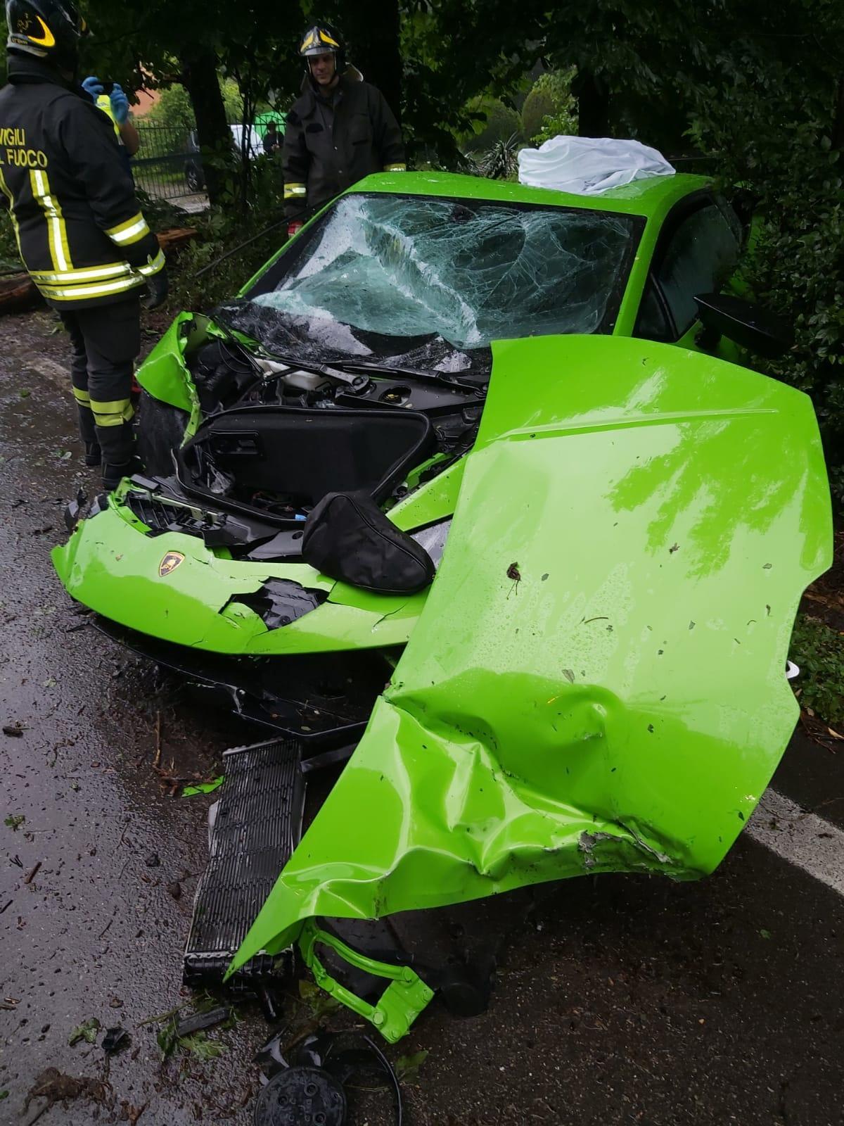 Castelnuovo. Perde il controllo della Lamborghini: auto distrutta, due feriti 