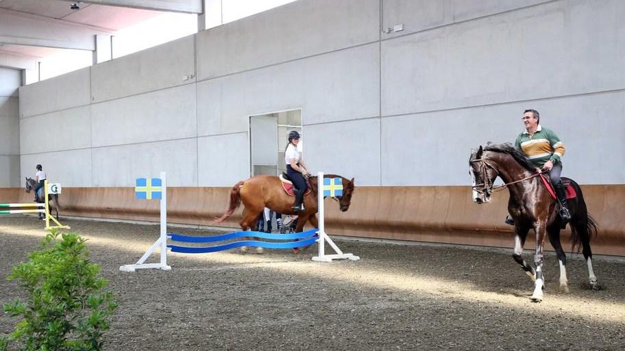 Equitazione e ippoterapia al posto della porcilaia