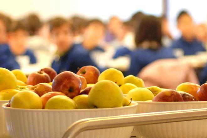 Frutta rovinata consegnata ai bambini a scuola