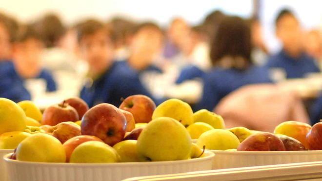 Frutta rovinata consegnata ai bambini a scuola