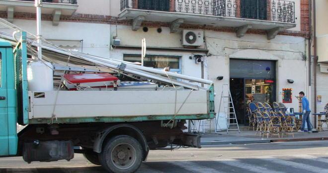 Verande abusive, denunciati tre negozi 