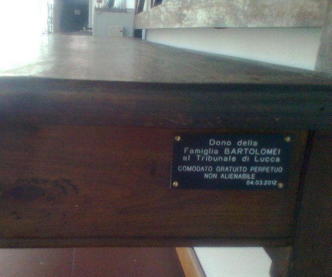 Donate al tribunale sei panche pignorate