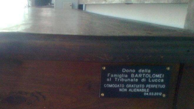 Donate al tribunale sei panche pignorate