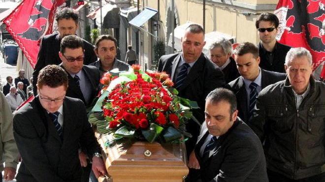 Tamburi e stendardi per l’ultimo saluto al dottor Paolo Santi