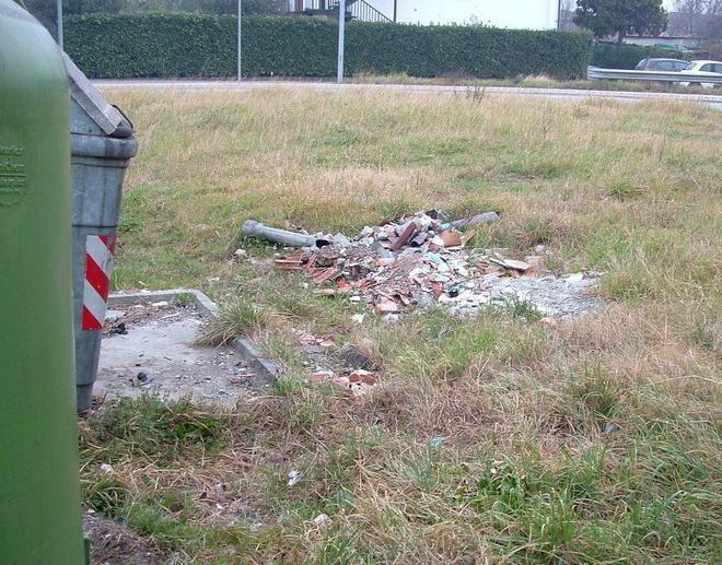 Troppi rifiuti lasciati abbandonati 