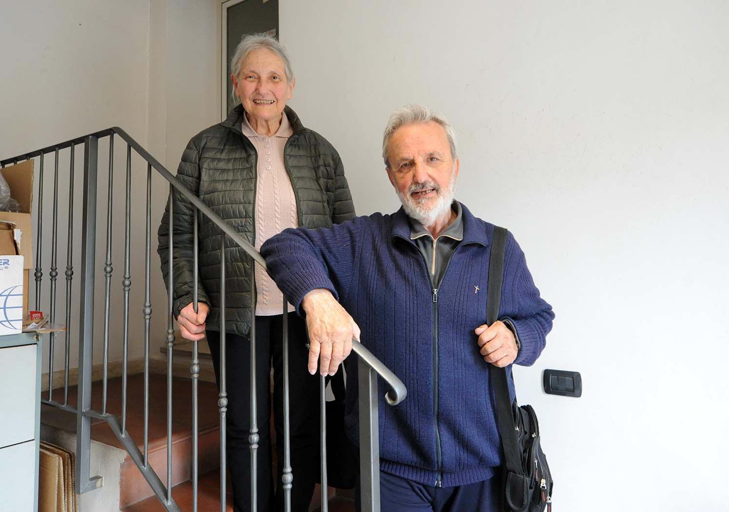 Padre Carlo Uccelli lascia la parrocchia del Cotone, dopo tanti anni si divide la strada con Emma Gremmo, missionaria laica (foto Paolo Barlettani)