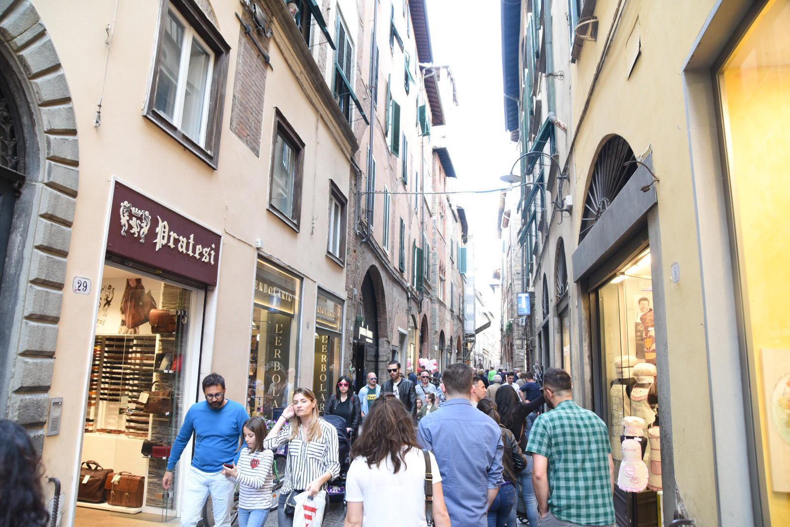 Proposta di posticipare i saldi: commercianti divisi 