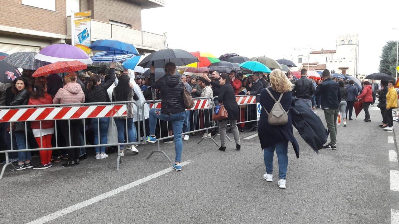 Le code dei rumeni nei seggi della scuola delle Badie