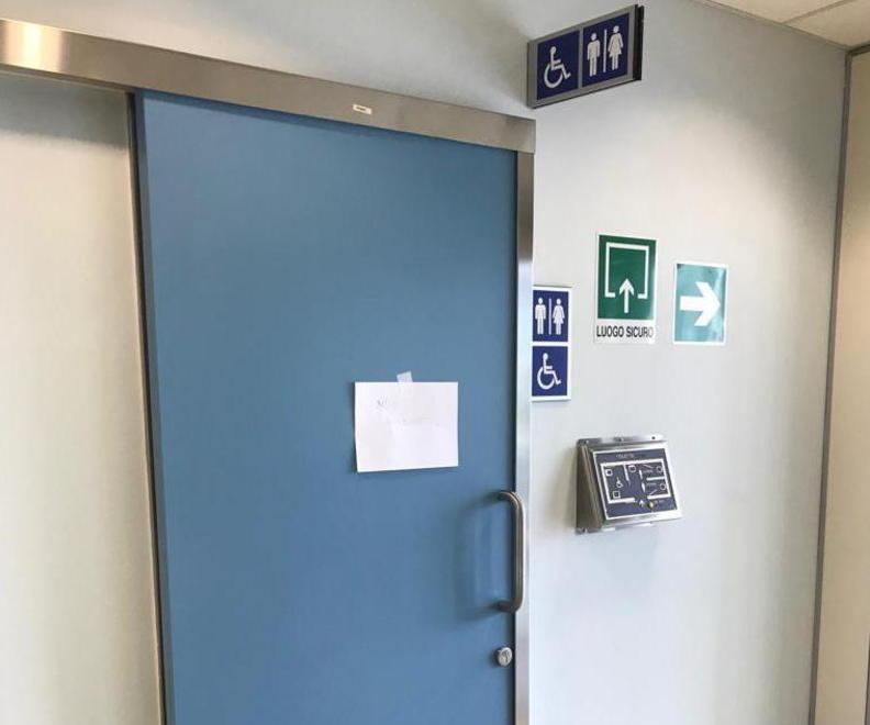 Presi di mira i bagni accanto alle scale 