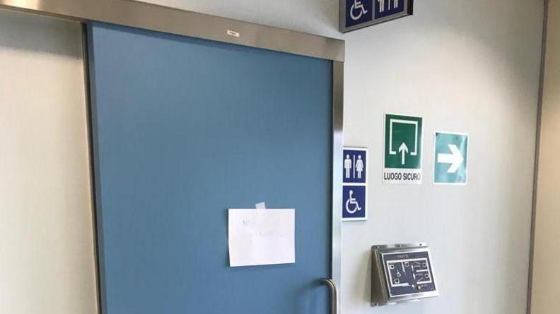 Presi di mira i bagni accanto alle scale