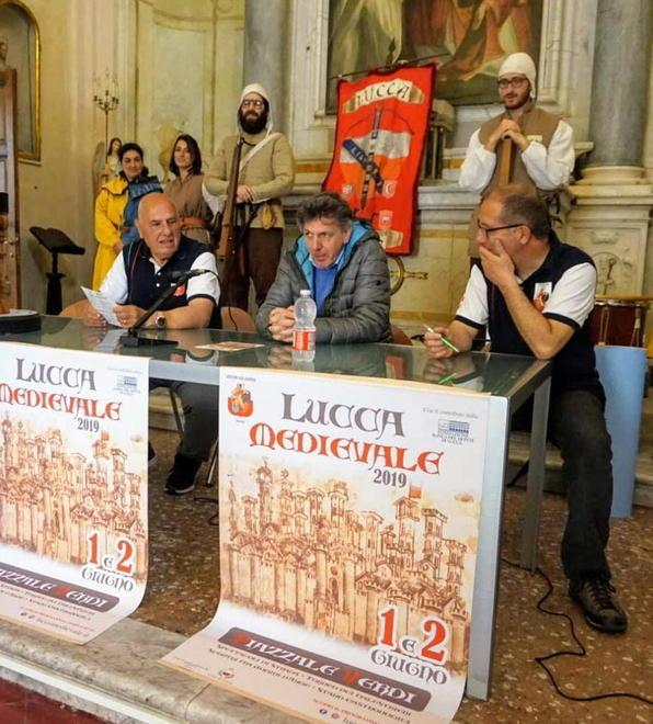 Lucca si tuffa nel Medioevo con balestrieri e musici 