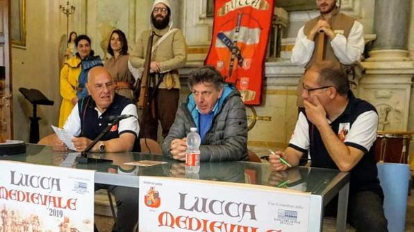 Lucca si tuffa nel Medioevo con balestrieri e musici