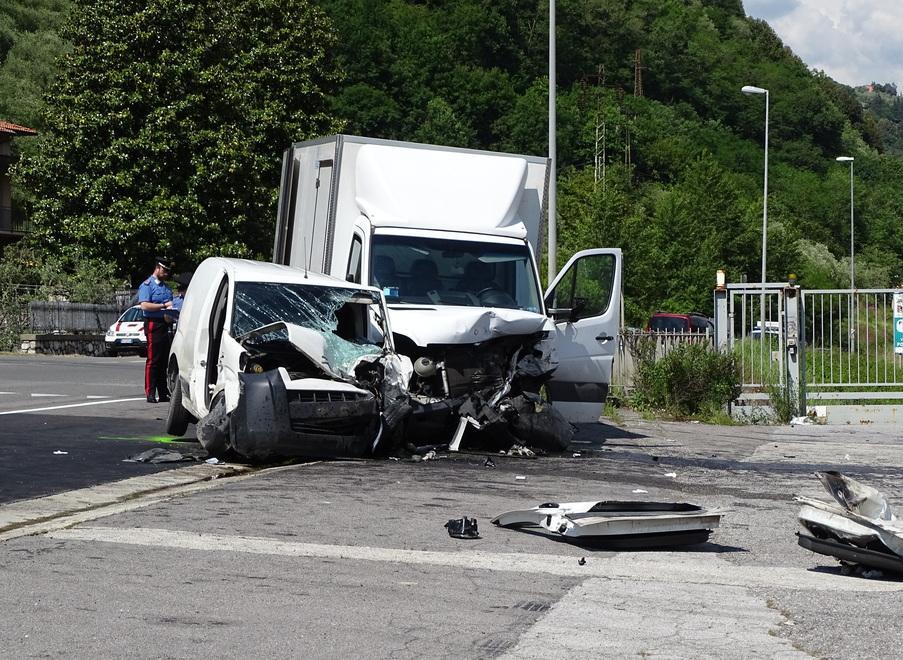 Scontro tra furgoni Quattro feriti a Borgo a Mozzano 