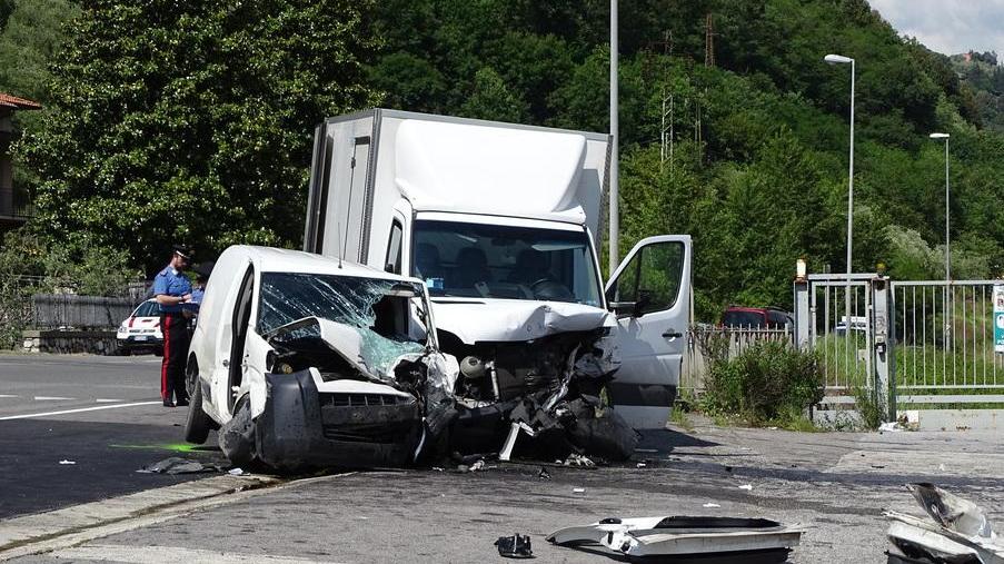 Scontro tra furgoni Quattro feriti a Borgo a Mozzano