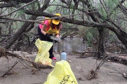 Vetro, plastica, polistirolo: 80 sacchi di rifiuti in 3 ore 