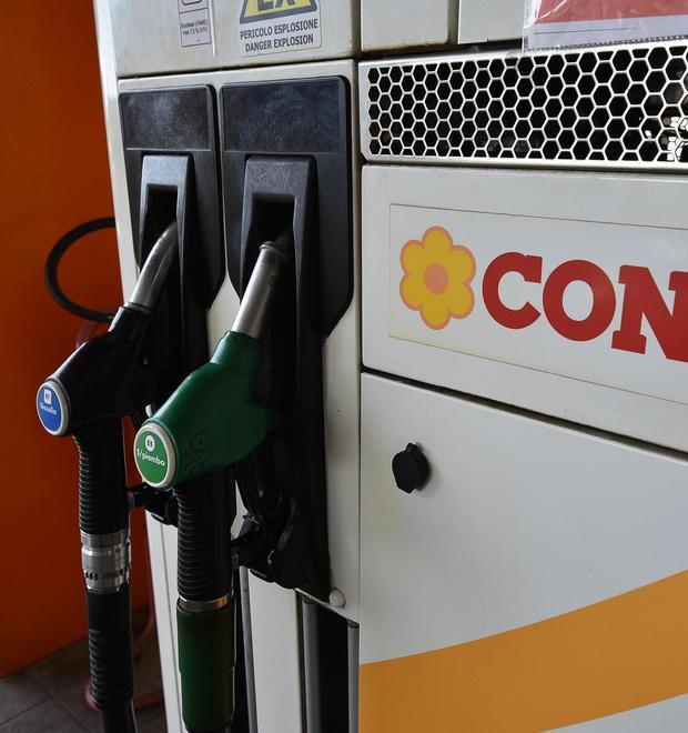 Il Brent va giù, il pieno oggi costa 3 cent al litro in meno 