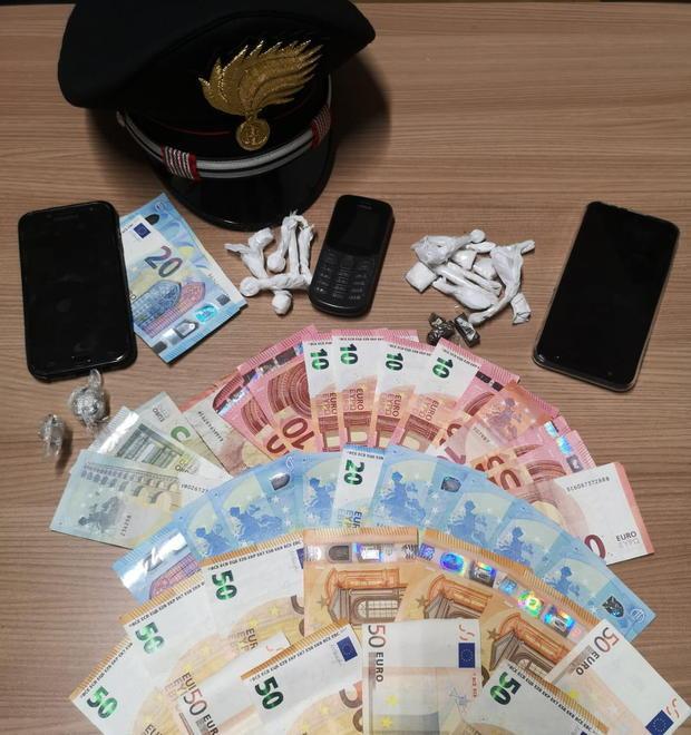 Arrestati dopo aver offerto la droga ai carabinieri 