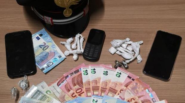 Arrestati dopo aver offerto la droga ai carabinieri