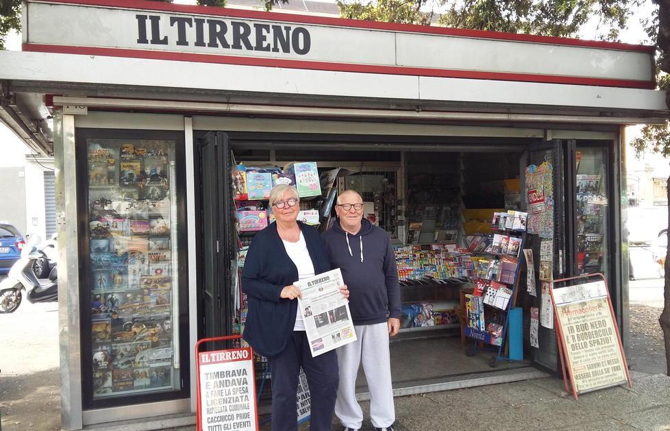 Saluta i clienti dopo 19 anni l’edicola sul viale Carducci 