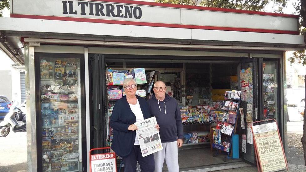 Saluta i clienti dopo 19 anni l’edicola sul viale Carducci
