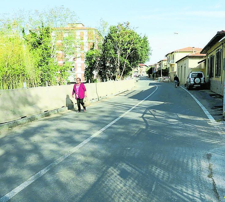 Stop ai mezzi sul ponte di Salviano: «A rischio una quindicina di negozi solo con la pista ciclopedonale» 