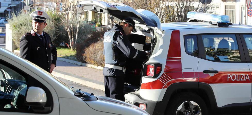 “Mine vaganti” sulle strade confiscate sessanta auto scovate senza assicurazione 