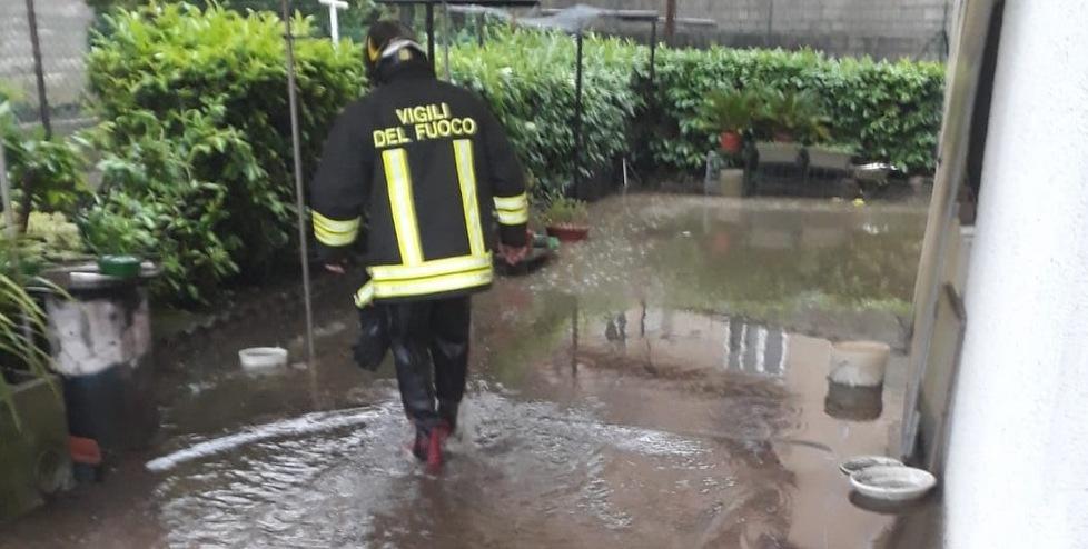 Acqua negli scantinati Vigili del fuoco al lavoro dopo le piogge battenti
