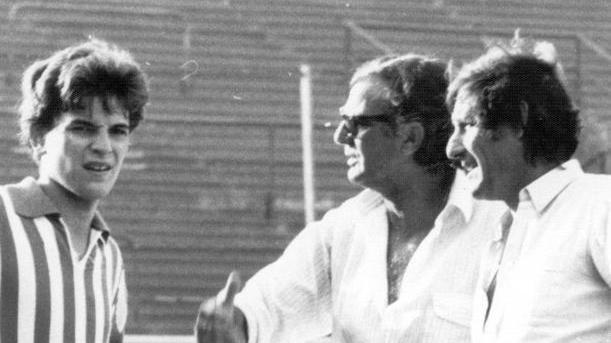 Squadra in campo con il lutto al braccio in memoria del “Tigre” Bozzao