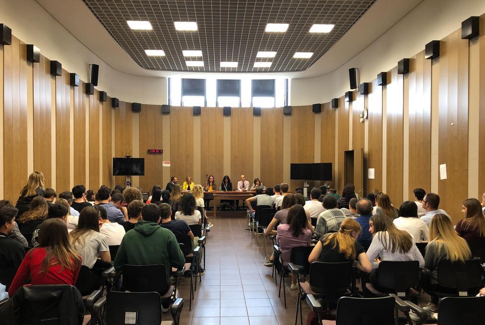 Studenti in tribunale contro il cyberbullismo e i pericoli dei social 