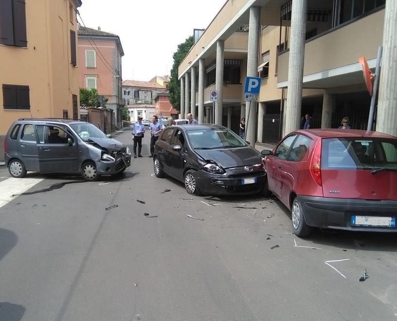 Carambola tra quattro auto Una conducente esce e sviene 