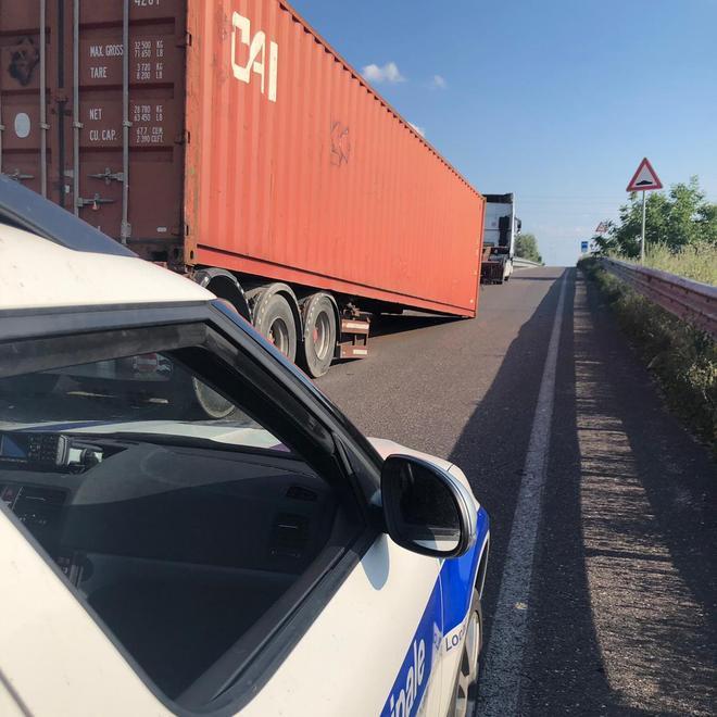 Camion perde il cassone per la rottura di un gancio