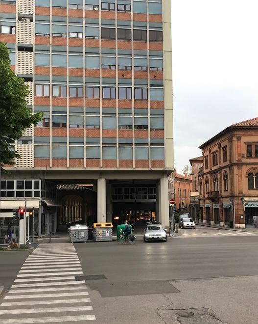 Ferrara, donna investita da un’auto: il conducente non si ferma 