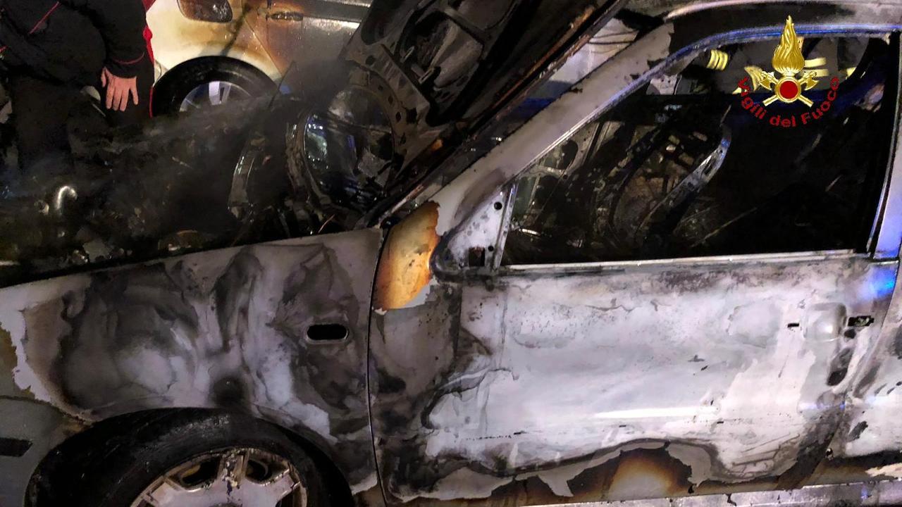 Un'auto distrutta dalle fiamme