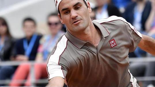 A Parigi con il baby Lorenzo, Federer è subito Magnifico